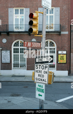 Semafori e la raccolta di indicazioni stradali 7th Ave South Barrow Street un modo interrompere qui il segnale rosso Foto Stock