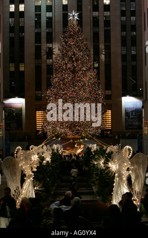 L'albero di Natale illuminato di notte al Rockefeller Center di New York City New York STATI UNITI D'AMERICA Foto Stock