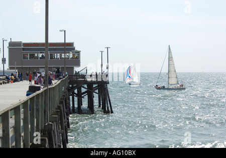 Due barche a vela passato il Newport Beach pier nella California del Sud Foto Stock