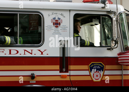 Close up FDNY motore fire e conducente new york city new york STATI UNITI D'AMERICA Foto Stock