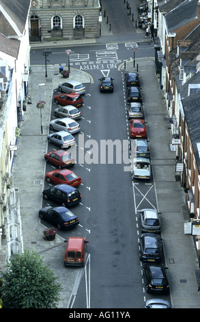 Auto parcheggiata in una strada a senso unico, Warwick, Warwickshire, Inghilterra, Regno Unito Foto Stock