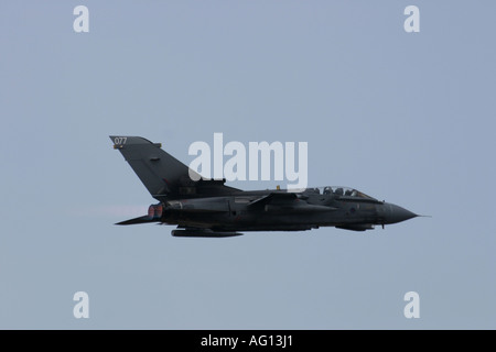 RAF Tornado GR4 Bomber durante una alta velocità basso livello pass a Farnborough International Air Show 2006 Foto Stock