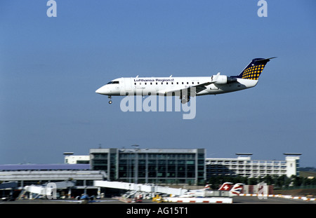 Lufthansa Regional Eurowings Canadair Jet 200 aerei di atterraggio all'Aeroporto Internazionale di Birmingham, West Midlands, England, Regno Unito Foto Stock