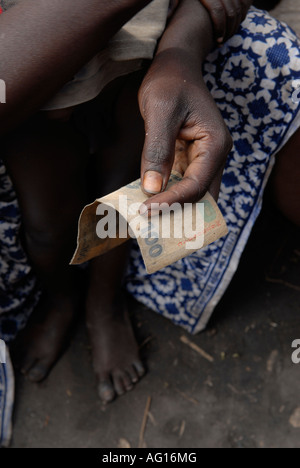 Una persona in possesso di una banconota di 100 franchi congolesi nel nord Kivu, nella Repubblica democratica del Congo AFRICA Foto Stock