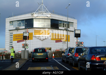 Eurotunnel Folkstone Kent England terminale di controllo Parcheggio vechicles imbarco Foto Stock