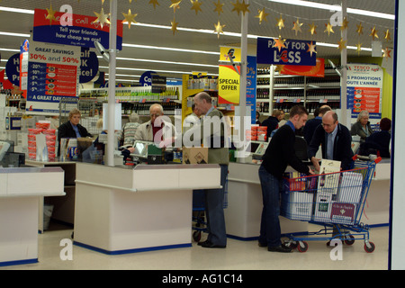 Alcole di vino di checkout negozio a citare l'Europa Calais Francia Europa negozio Tesco Foto Stock