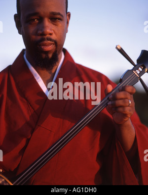 Byron Jones - un americano che è diventato un maestro del tradizionale strumento di Okinawa il sanshin Foto Stock