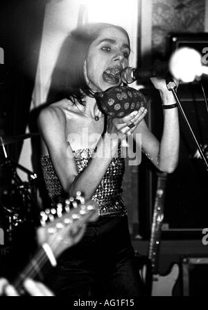 PJ Harvey suona in un piccolo bar nella sua città di Bridport in Dorset UK nei primi 1990 s Foto Stock