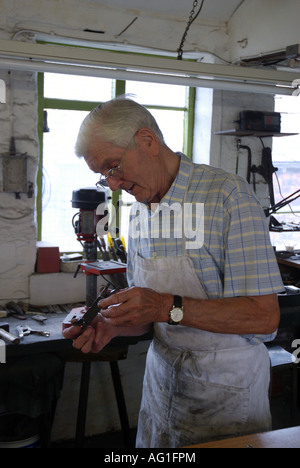 Stan Shaw, maestro artigiano e cutler nel suo workshop sulla via giardino nel centro della città di Sheffield Foto Stock