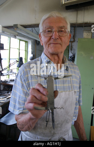 Stan Shaw, maestro artigiano, mostrando un multipala coltello di pesca ha fatto durante gli anni Cinquanta Foto Stock