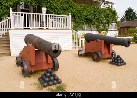I cannoni di fronte dei principali fattori Residence Fort Vancouver National Historic Site Vancouver Washington Foto Stock