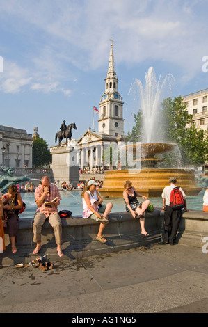 Trafalgar Square su una giornata d'estate con i turisti e rilassante St Martin-in-the-Fields Church in background. Foto Stock