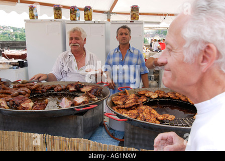 La carne in enormi padelle festival di gastronomia Budapest Ungheria Europa Foto Stock