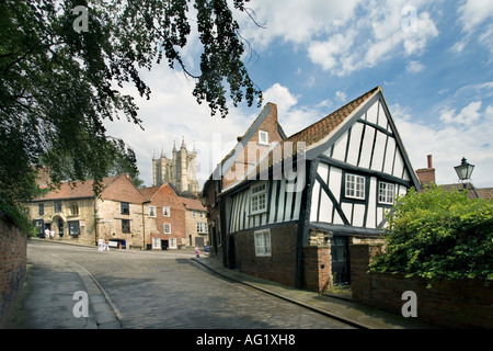 Ripida collina LINCOLN in luglio. Questa è la casa di storta, a 16 secolo metà casa con travi di legno in cima MICHAELGATE. Foto Stock