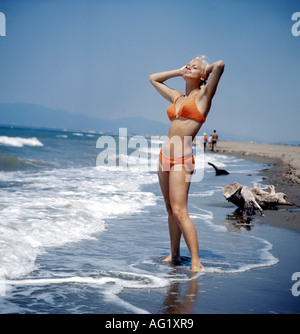 moda, 1960s, donna, lunghezza intera, indossare bikini, spiaggia, , Foto Stock