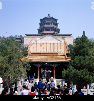 Geografia / viaggio, Cina, Pechino, edifici, nuovo Palazzo d'Estate, (Yiheyuan), pagoda, (Foxian Ge), vista esterna, turisti in primo piano, Foto Stock