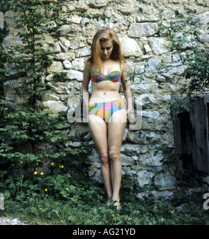 moda, 1960s, donna, intera lunghezza, indossare bikini, storico, storico, 60s, due pezzi, costume da bagno, costume da bagno, abbigliamento, 20th secolo, persone, donne, femmina, Foto Stock