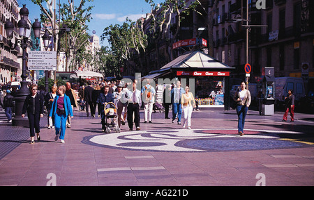 Persone turisti visitatori a piedi lungo la rambla e Joan Miro mosaico in estate Barcellona Spagna Europa UE Foto Stock