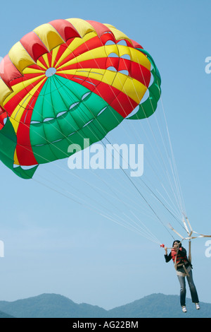 Il parasailing a Batu Ferringhi, Spiaggia, Penang, Malaysia Foto Stock