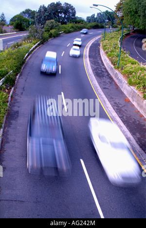 Vetture accelerando intorno a una curva in autostrada Foto Stock