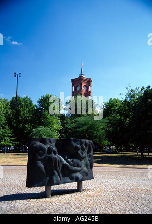 Vista del Rotes Rathaus da Marx ed Engels Forum Berlino Foto Stock