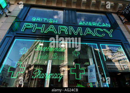 Parigi farmacia finestra segni al neon per inglesi e americani farmacia Foto Stock