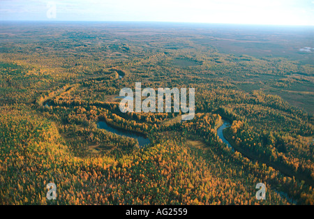 La Western fiumi siberiani taiga e prelevato da un elicottero Foto Stock