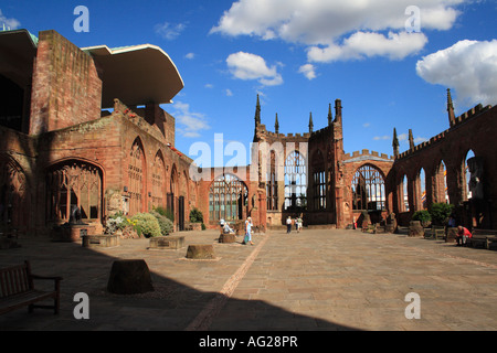 I motivi e le rovine della vecchia Cattedrale Coventry bombardata durante la seconda guerra mondiale Foto Stock