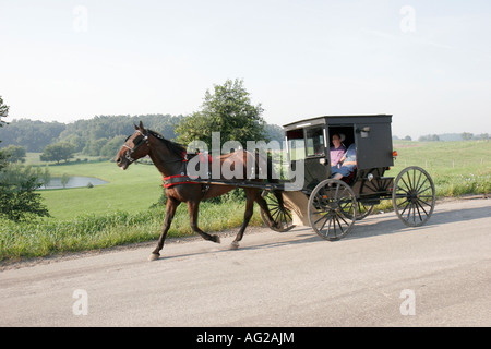 Indiana LaGrange County, Howe, cavalli trainati Amish buggy, trasporto, visitatori viaggio viaggio turismo turistico turismo punto di riferimento cultura c Foto Stock