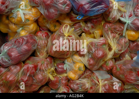 Ortaggi confezionati in contenitori in plastica Foto Stock