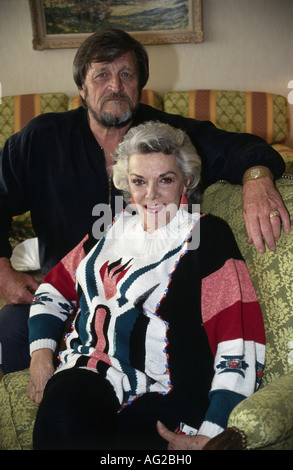 Russell, Jane, 21.6.1921 - 28.2.2011, attrice americana, mezza lunghezza, con suo marito John Peoples nella suite del presidente dell'hotel Hilton, Monaco, 1993, Foto Stock