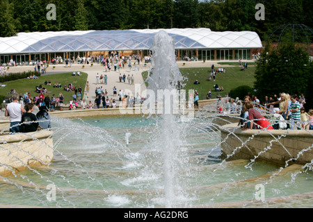 Guardando verso il basso la grande cascata al bacino inferiore, padiglione del giardino, il giardino a Alnwick, Northumberland, Regno Unito Foto Stock