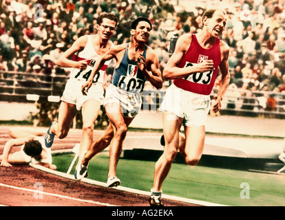 Zatopek, Emil, 16.9.1922 - 22.11.2000, atleta ceco (atletica leggera), full length, con Herbert Schade, Alain Mimoun, finale 5000 metri, Giochi Olimpici, Helsinki, Finlandia, 1952, Foto Stock