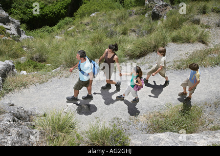 Famiglia con 3 bambini (7-12) camminando lungo il sentiero, vista in elevazione Foto Stock