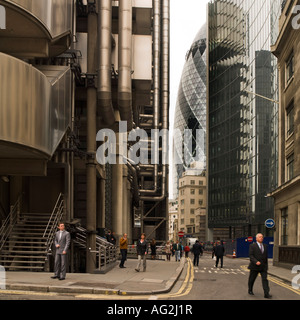 Città imprenditore i lavoratori uomini gente di strada strada pedonale oltrepassando la Lloyds di Londra Inghilterra REGNO UNITO Foto Stock