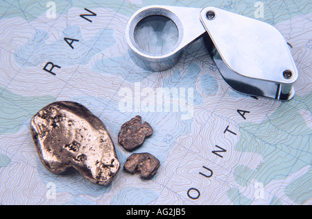 Il concetto di data mining immagine della lente di ingrandimento della mappa e pepite Foto Stock