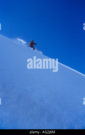 Persona sci discesa, vista laterale Foto Stock