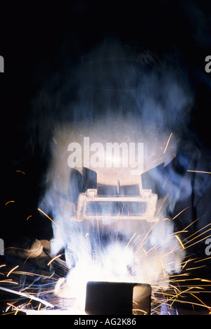 Saldatore in maschera al lavoro Smithers Columbia britannica Foto Stock