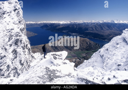 La figura tenendo in vista dalla Remarkables gamma sul lago Wakatipu e Queenstown Otago Nuova Zelanda Foto Stock