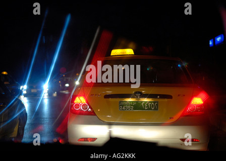 Il fascio delle luci auto in Amman Giordania Foto Stock