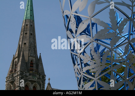 Il Calice scultura accanto a Cristo della Chiesa, torre di Piazza del Duomo, Christchurch, Nuova Zelanda Foto Stock