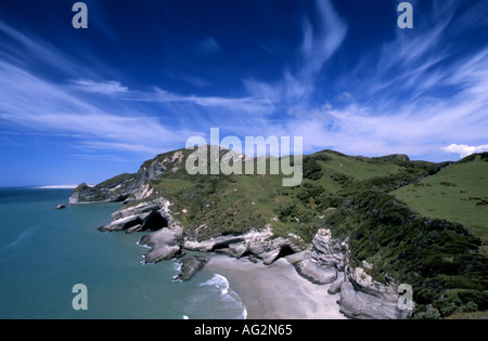 Rupi costiere e grotta vicino a Farewell Spit e Wharariki Beach Golden Bay Nuova Zelanda Foto Stock