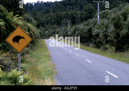 Attenzione Kiwi attraversando cartello stradale costa ovest della Nuova Zelanda Foto Stock