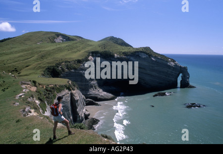 Rupi costiere e grotta vicino a Farewell Spit e Wharariki Beach Golden Bay Nuova Zelanda Foto Stock