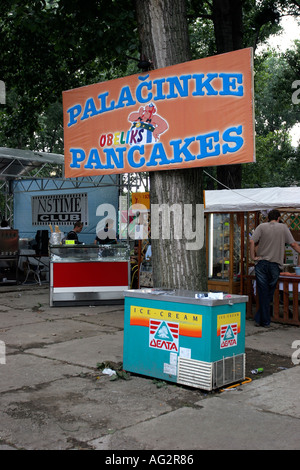 Un caffè presso il campeggio all'uscita music festival Novi Sad Serbia Foto Stock