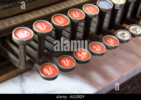 Vecchia cassa che mostra gli scellini e pence su tasti numerati Foto Stock