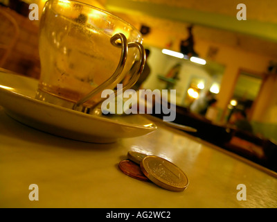 Vuoto espresso expresso cup e monete realizzato di vetro in un bar in Francia Foto Stock
