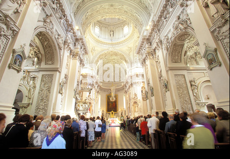 Lo stile barocco interno dei Santi Pietro e Paolo Chiesa Vilnius Lituania Foto Stock