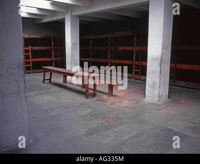 Terezin Boemia settentrionale, Repubblica Ceca. Concentrazione di Teresienstadt Camp sistemazione blocco cuccette e di tabella Foto Stock