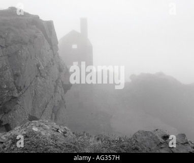 Miniere di corona Botallack nebbia in Cornwall Regno Unito Foto Stock